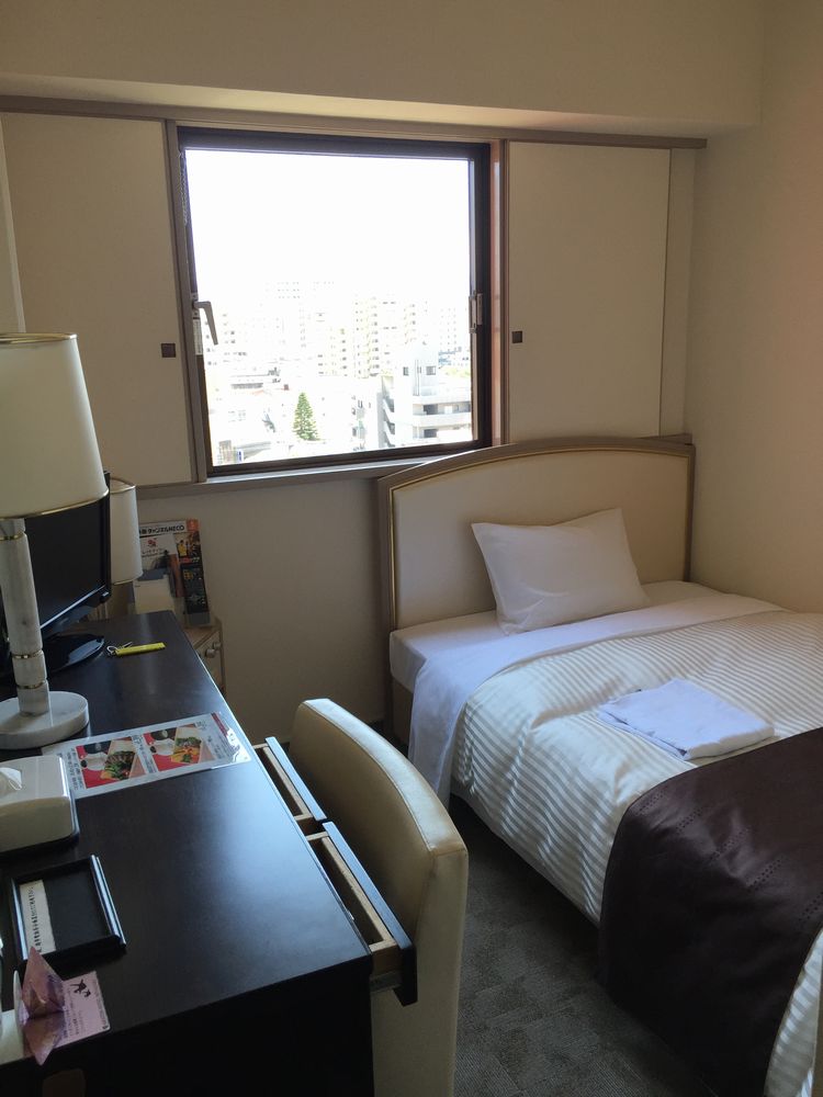 アリストンホテル宮崎内のシングルルームのベッド