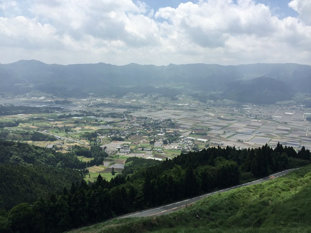 阿蘇のだいぶ標高の高いところからの眺め画像