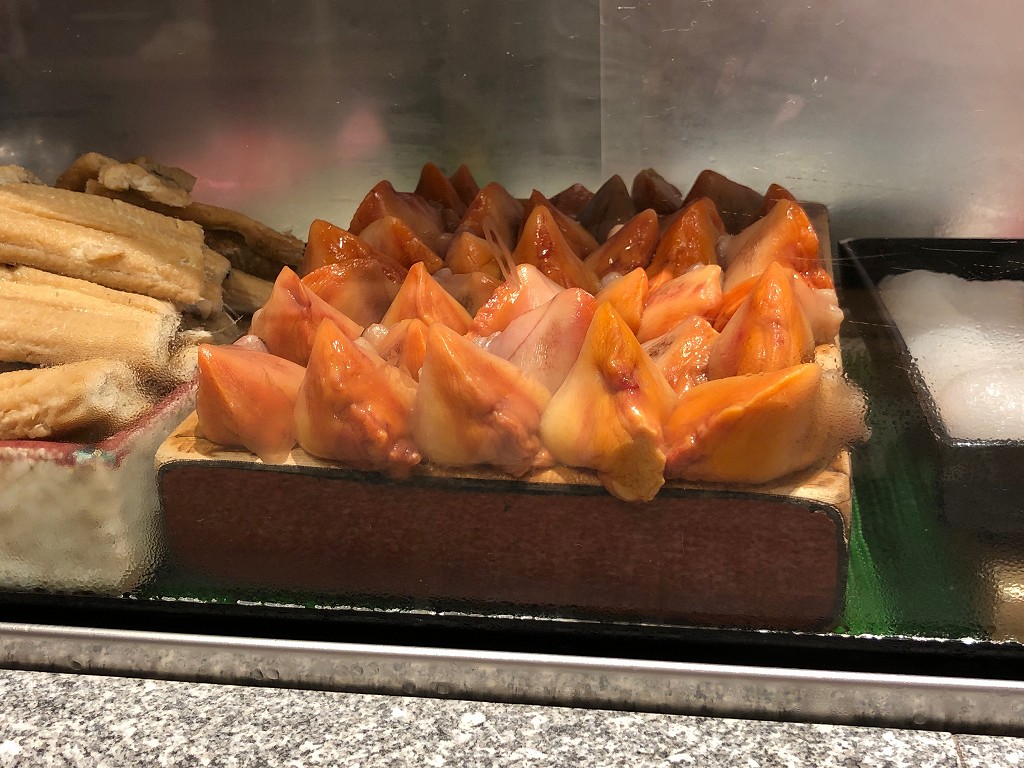 清水の末廣鮨のネタケース内の赤貝