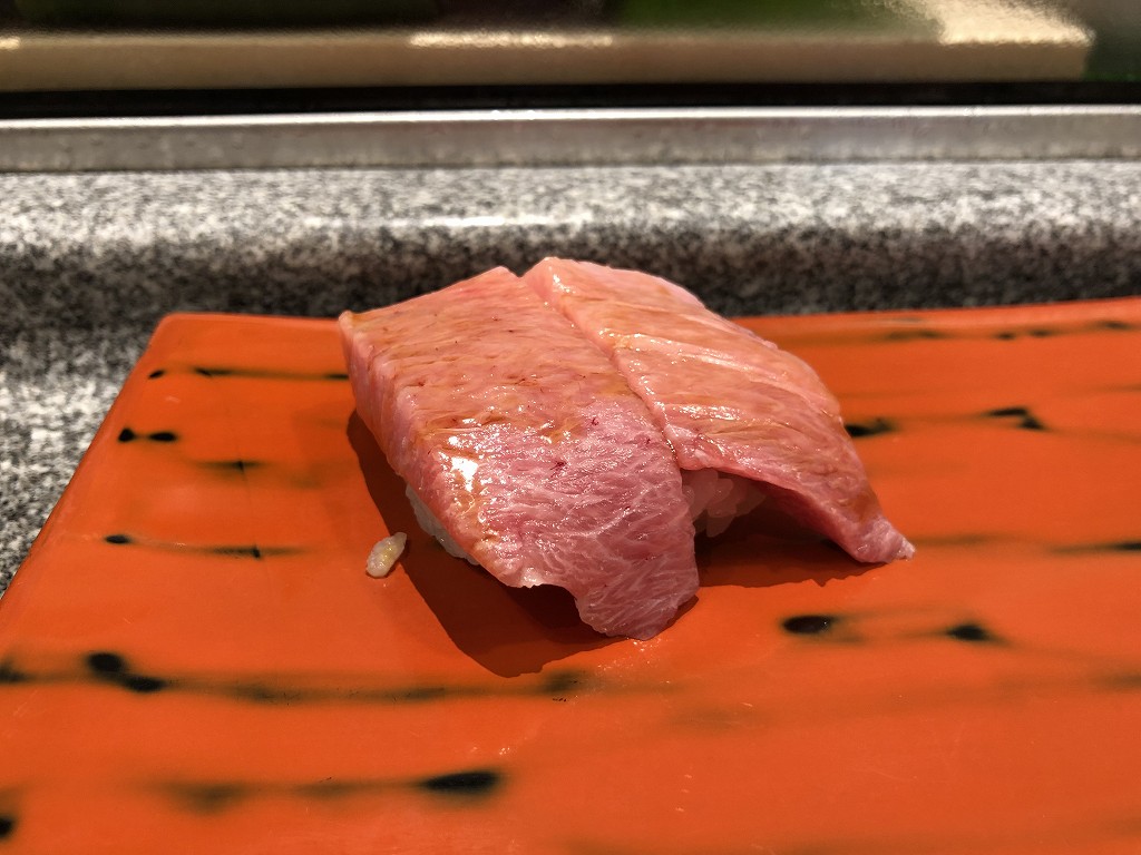 清水の末廣鮨のマグロの腹トロ・カマトロ