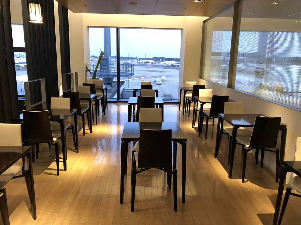 ANA SUITE LOUNGEのテーブル席