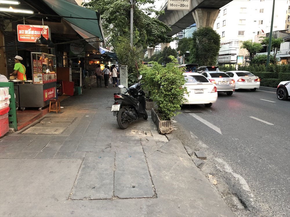 スクンビット通りの凸凹道