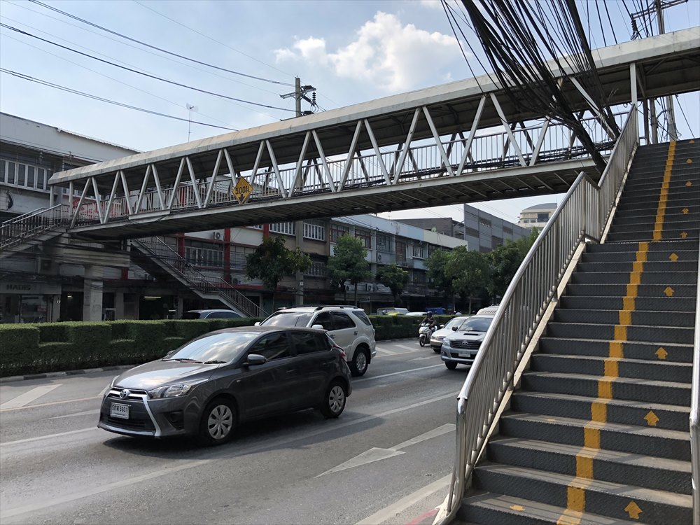 バンコク大学前の歩道橋