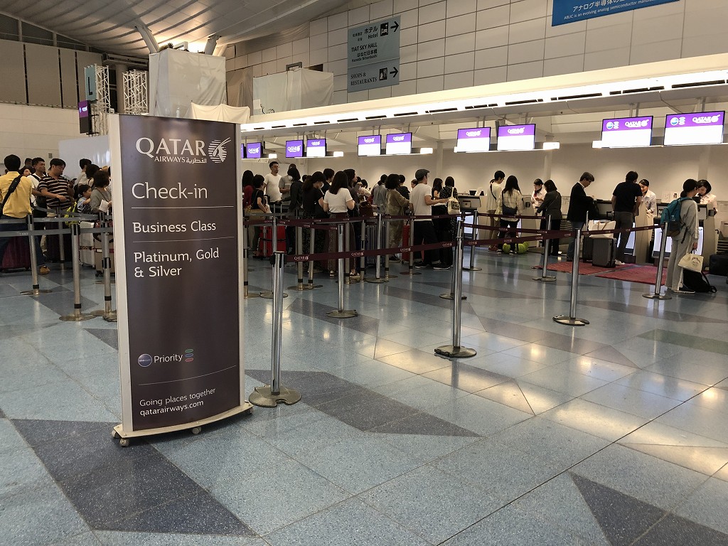 羽田航空のカタール航空のビジネスクラスチェックインカウンター