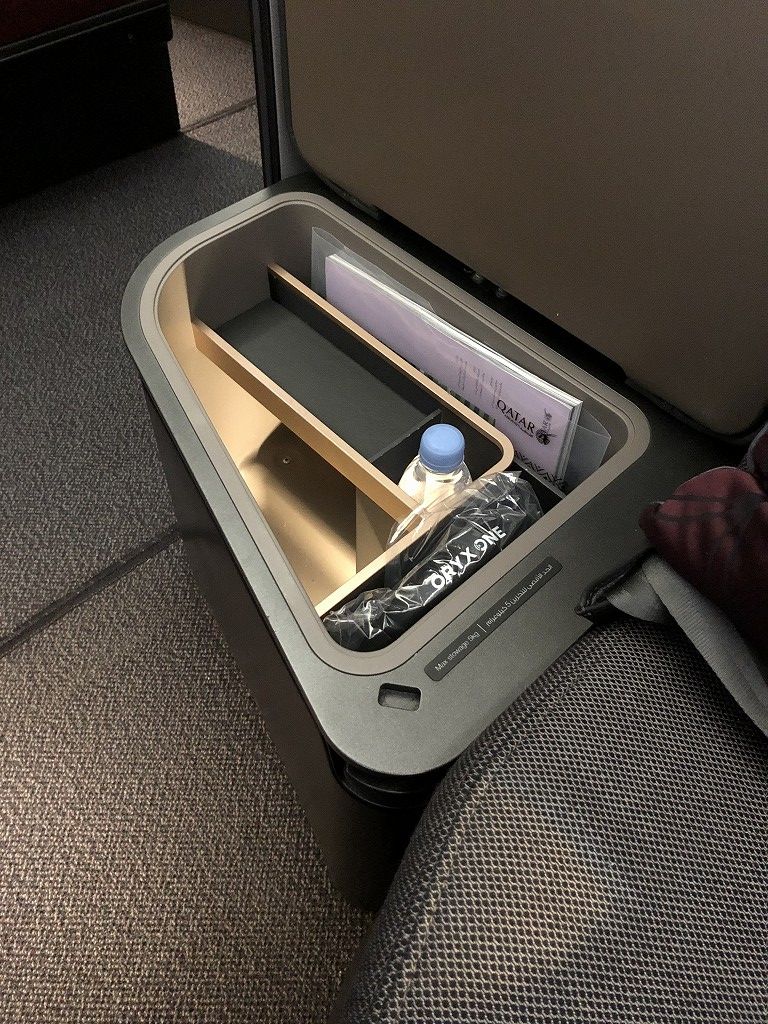 カタール航空のQR813便のQsuiteの収納ボックス