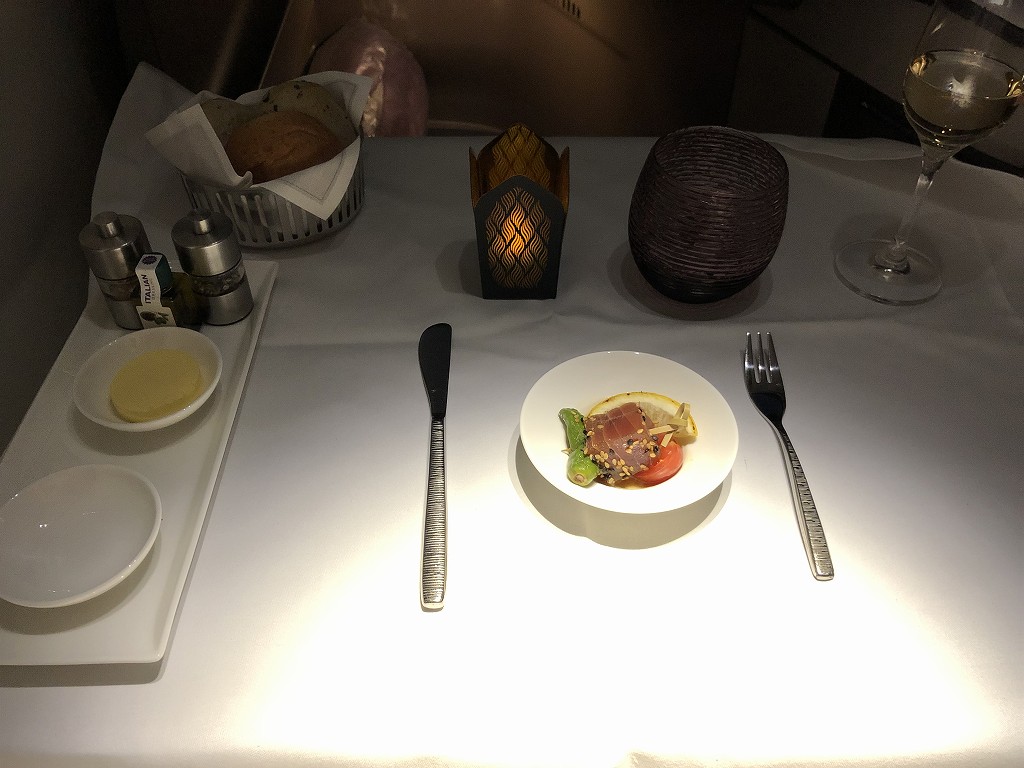 カタール航空のQR813便のテーブルセッティング
