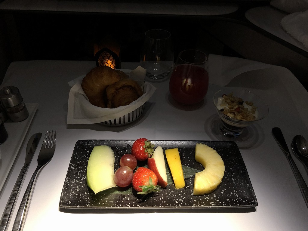 カタール航空のQR813便のQsuiteの朝食