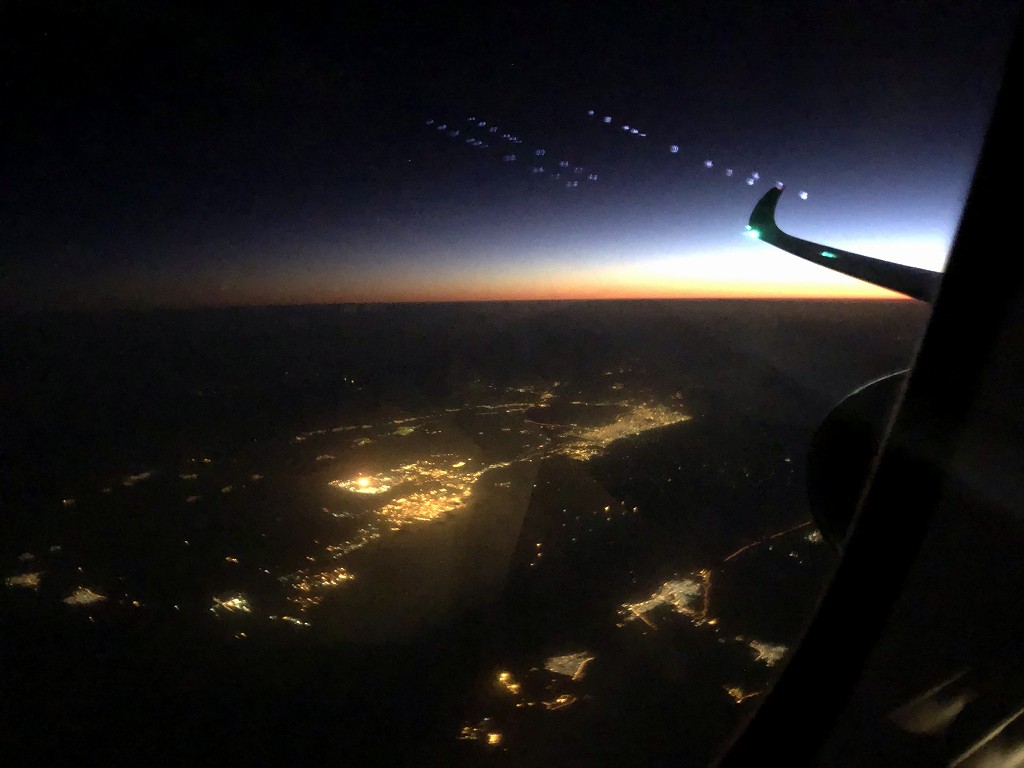 カタール航空のQR813便のQsuiteからの中東の夜明け