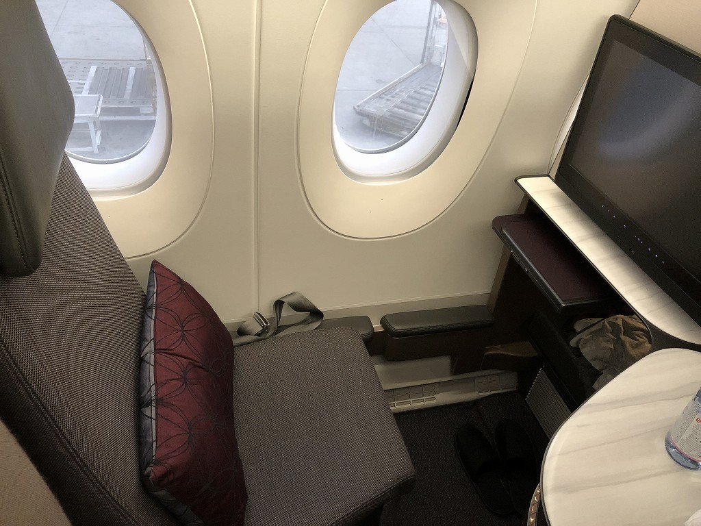 カタール航空のQR813便のQsuiteの内観2