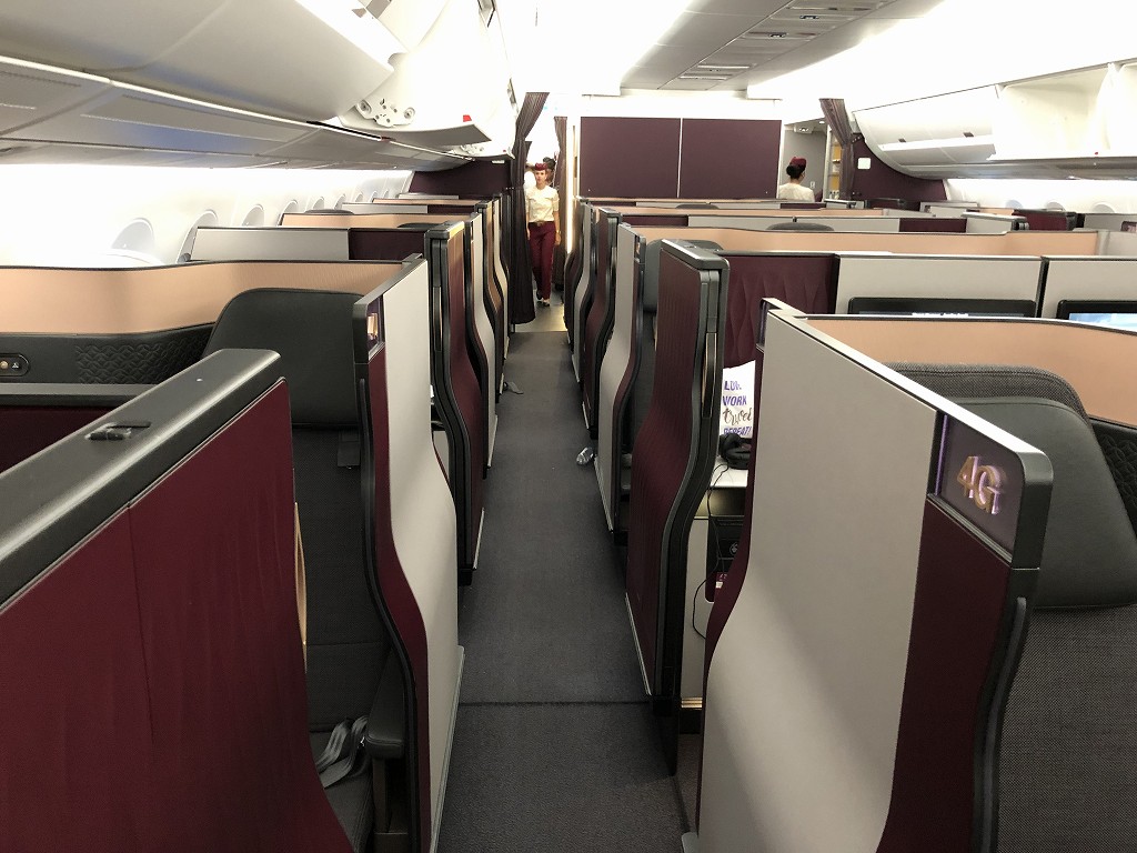 カタール航空のQR813便のQsuiteの内観3