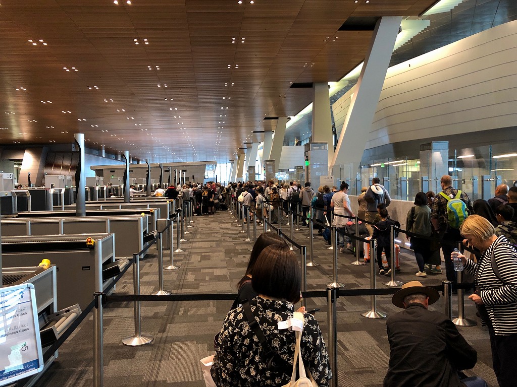 ドーハ・ハマド国際空港の入国保安検査1