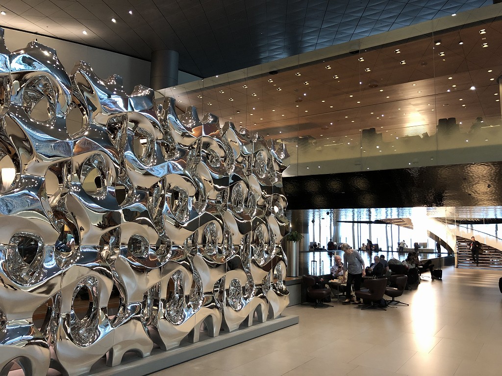 ドーハ空港 アル・ムルジャン ビジネスクラス ラウンジの銀の壁