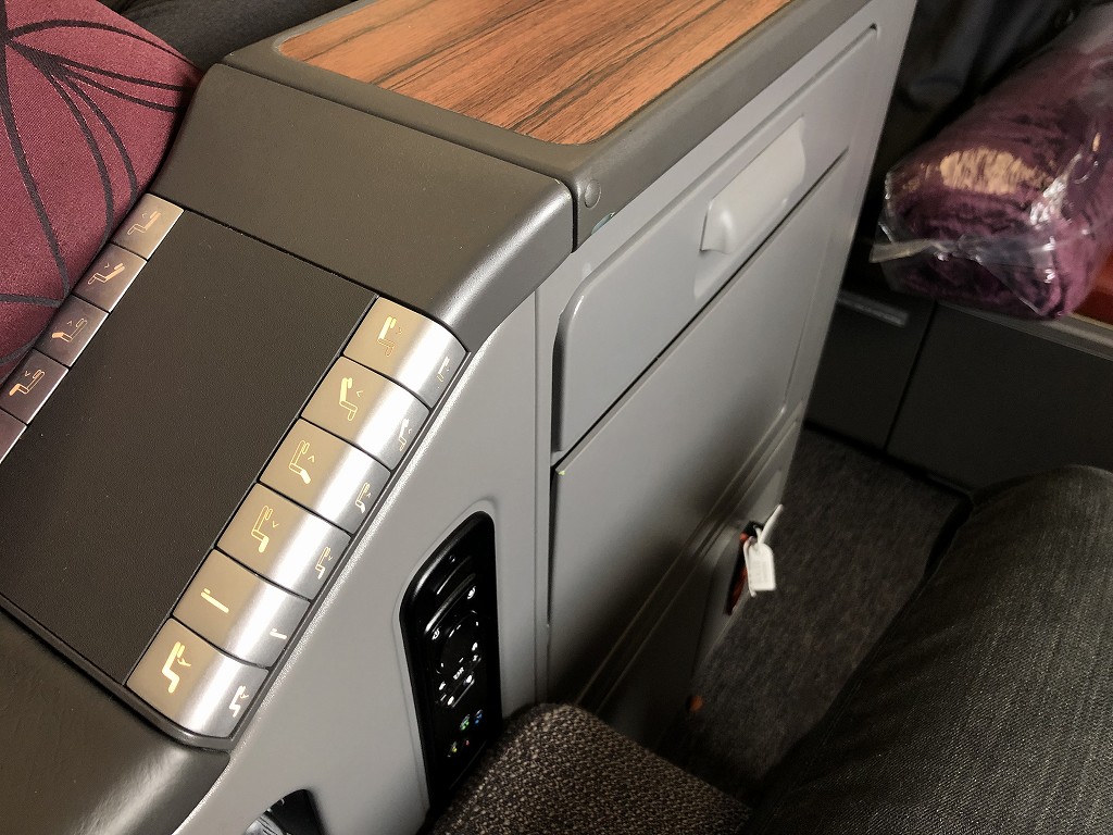 カタール航空のQR145便ビジネスクラス（A350-900機材）の座席7