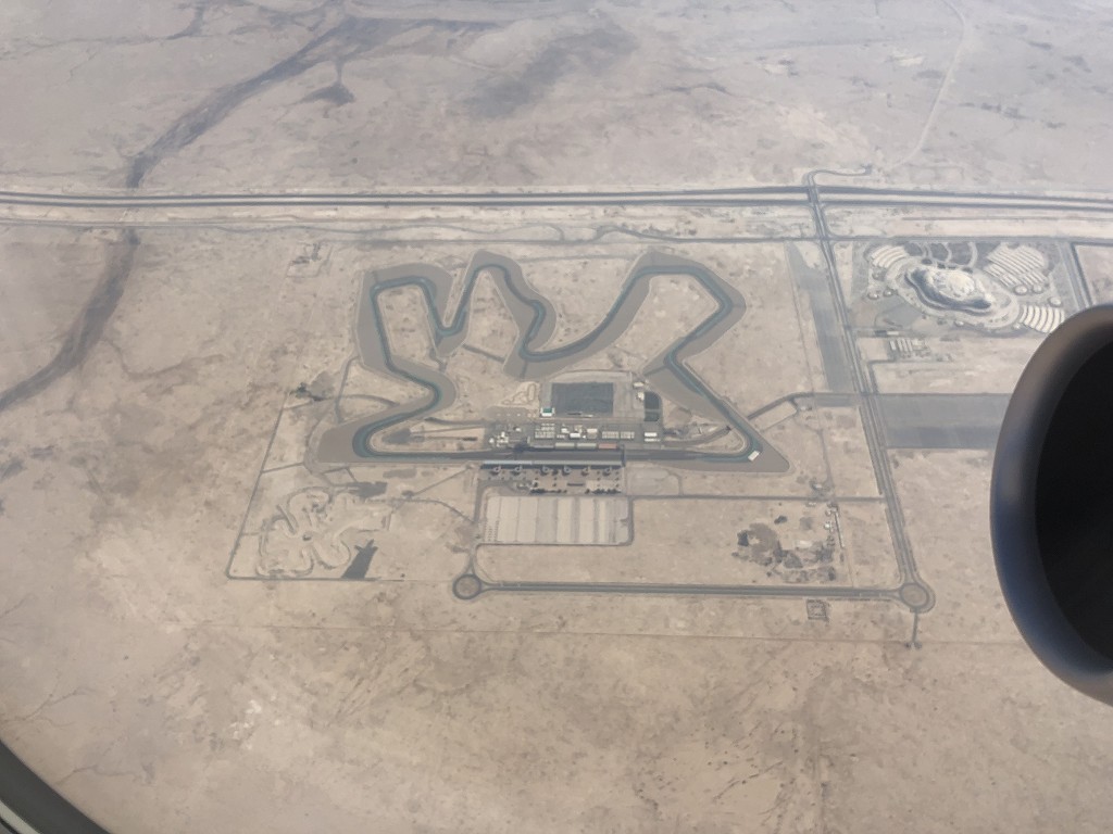 カタール航空のQR145便ビジネスクラス（A350-900機材）からの白い大地