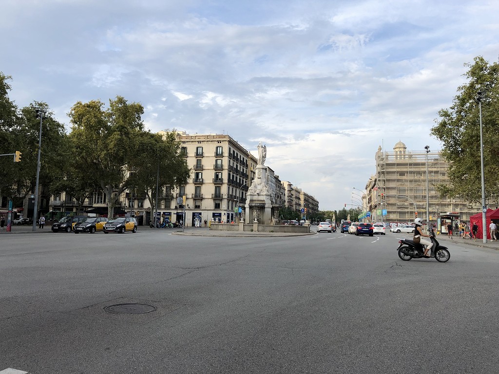 バルセロナの広い道路