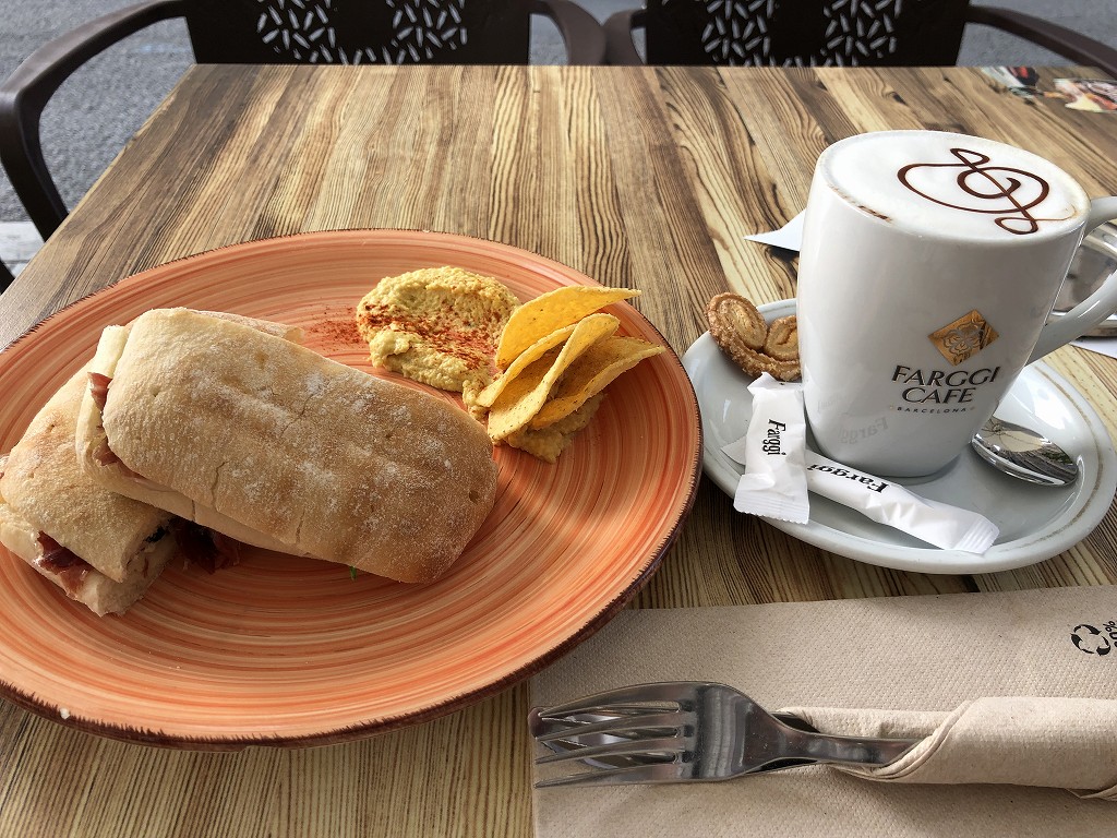 サグラダ・ファミリア近くのCAFFE&LUNCHのイベリコ豚とブリーチーズのパニーニとカフェラテ2