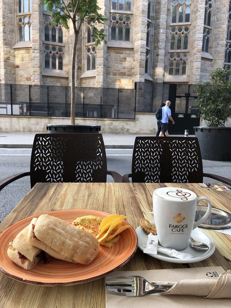 サグラダ・ファミリア近くのCAFFE&LUNCHのイベリコ豚とブリーチーズのパニーニとカフェラテ1