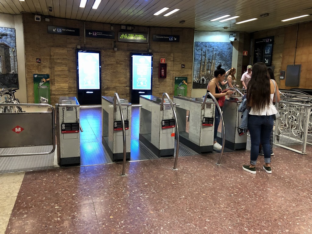 地下鉄サグラダ・ファミリア駅の改札