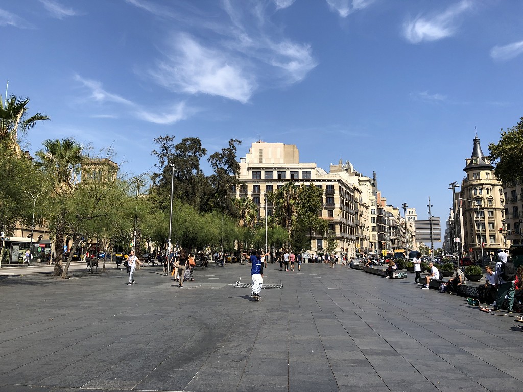 バルセロナのUniversitat駅前