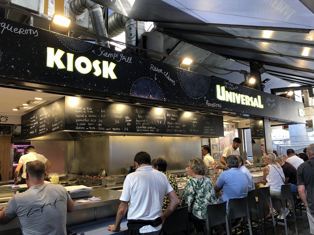 バルセロナのボケリア市場のKIOSKO UNIVERSALの外観