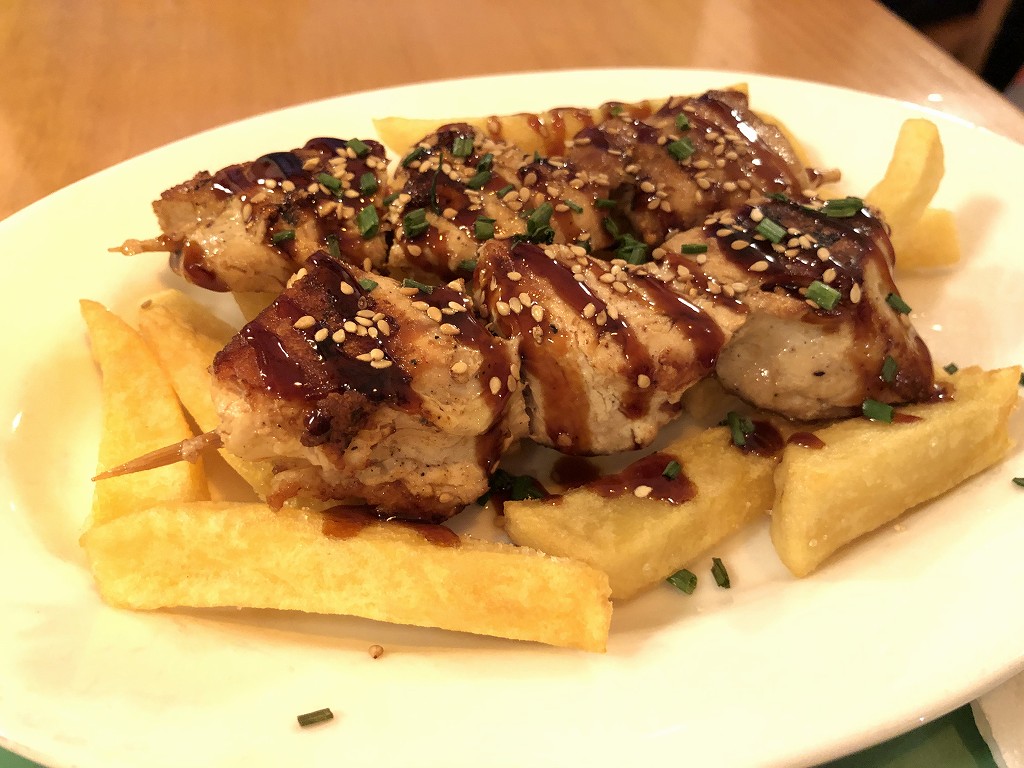 バルセロナのトラットリア・デル・マルのチキン串