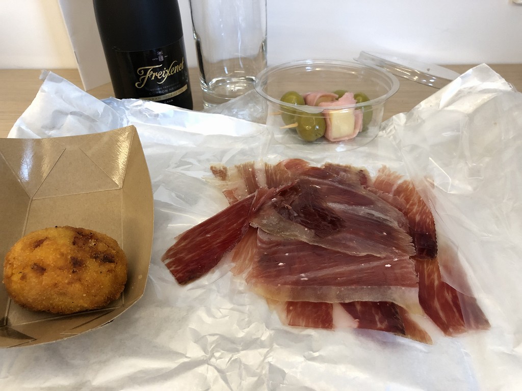 ボケリア市場で買った生ハムをつまみに晩飯