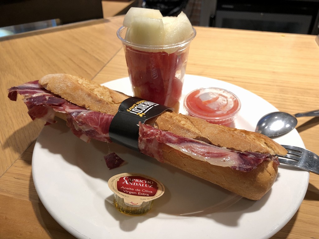 マドリード・アトーチャ駅のAVE構内のカフェテリア2