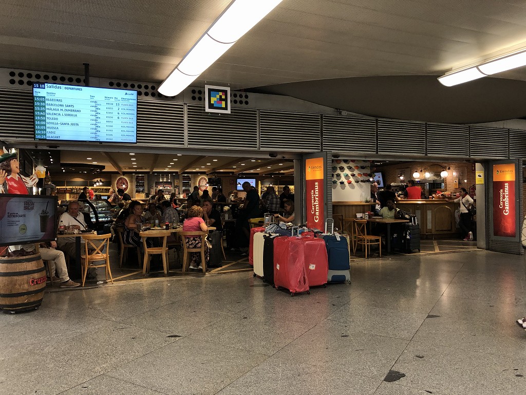 マドリード・アトーチャ駅のAVE構内のカフェテリア1
