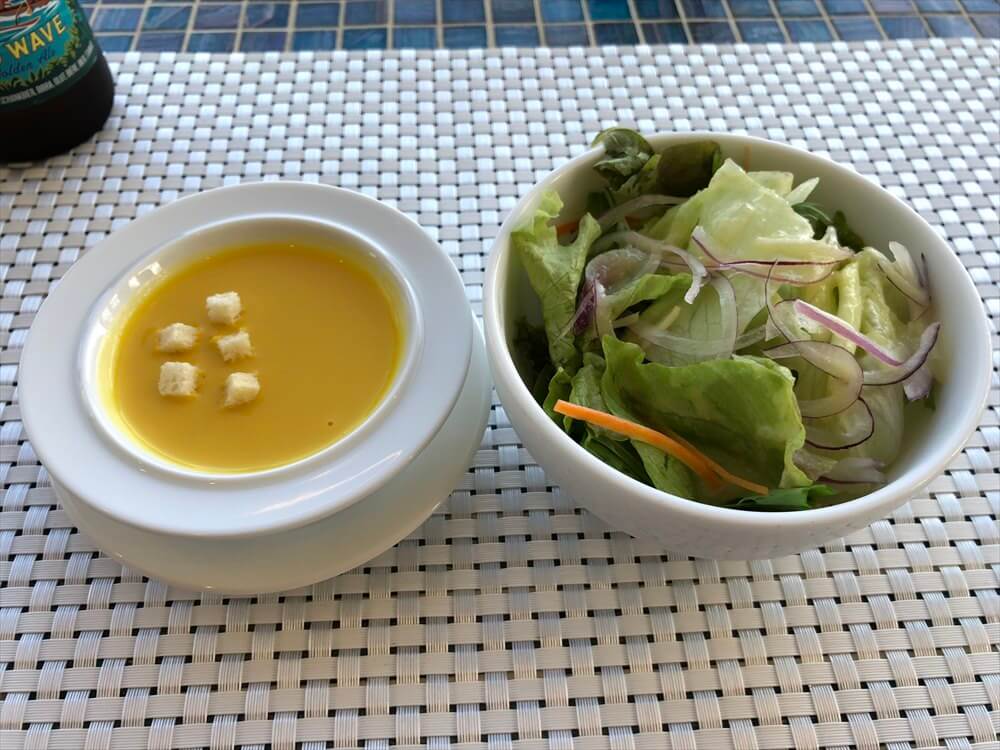 R cafe at Marinaのスープとサラダ