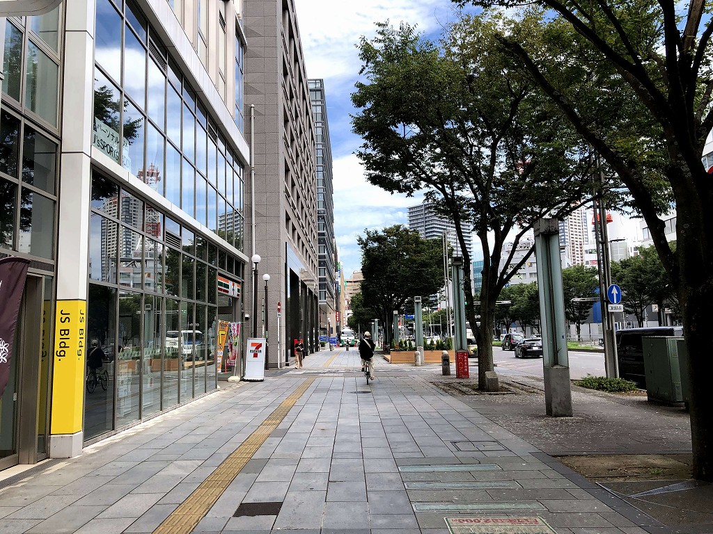 千葉駅前の広い直線道路