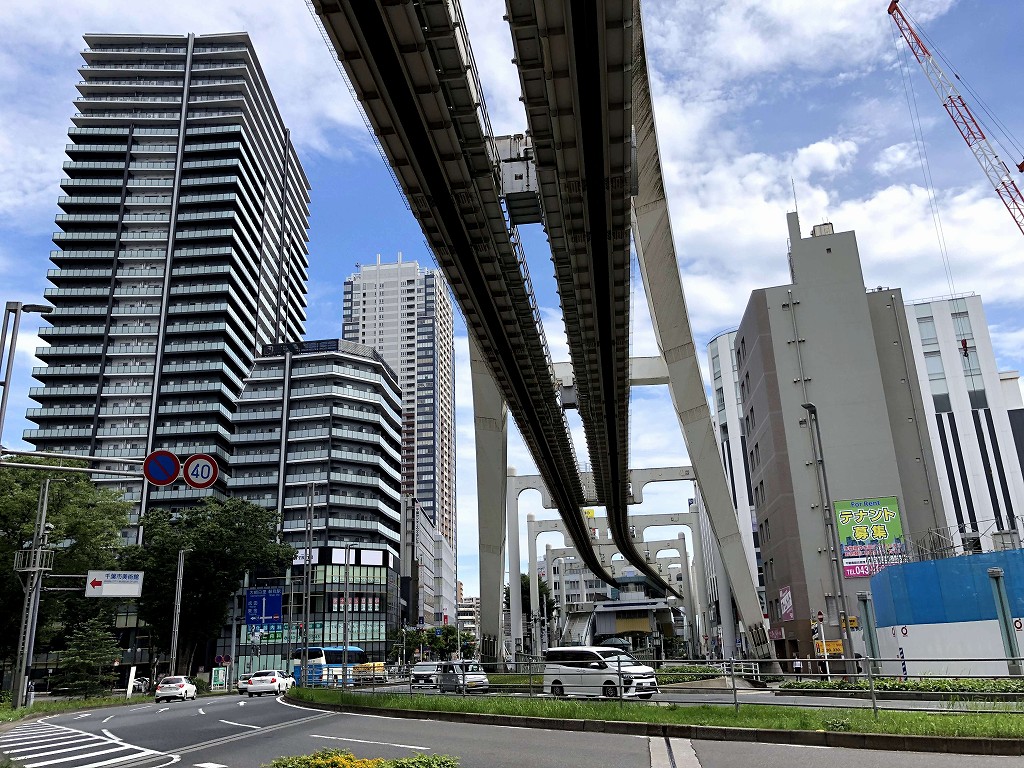 千葉都市モノレールのレールをしたから見上げる