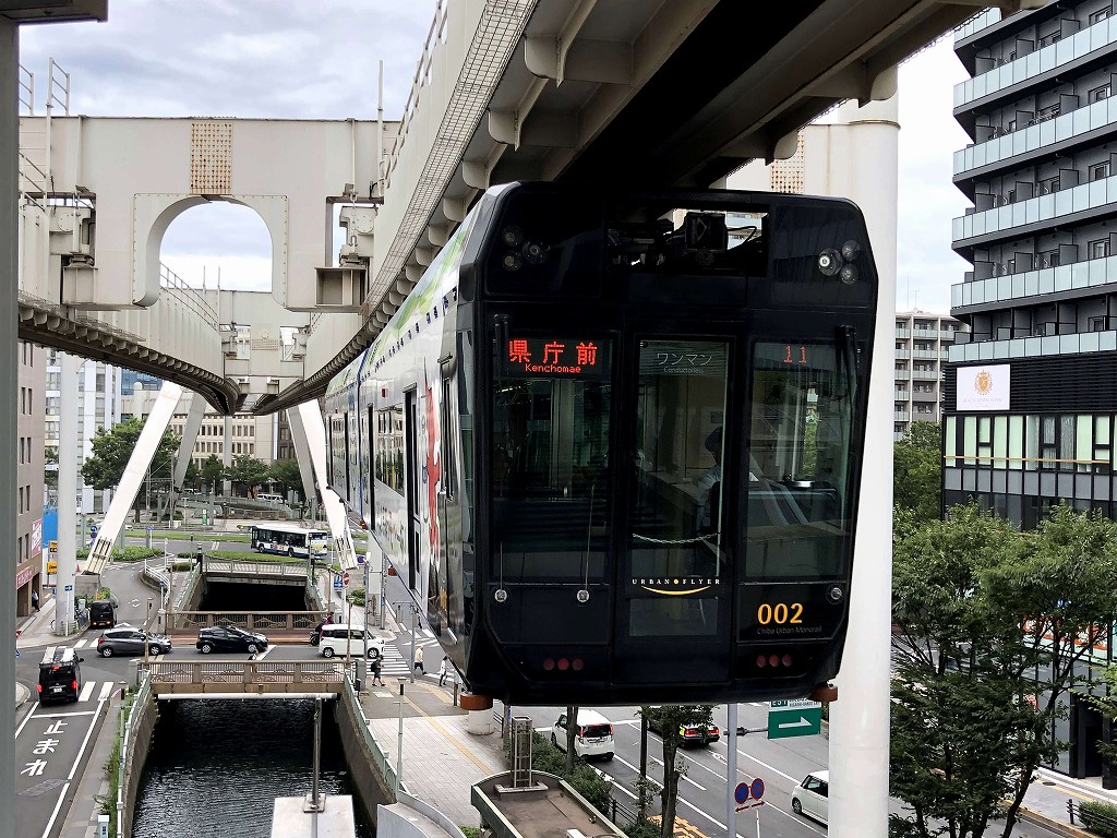 千葉都市モノレールが葭川公園駅に近づく