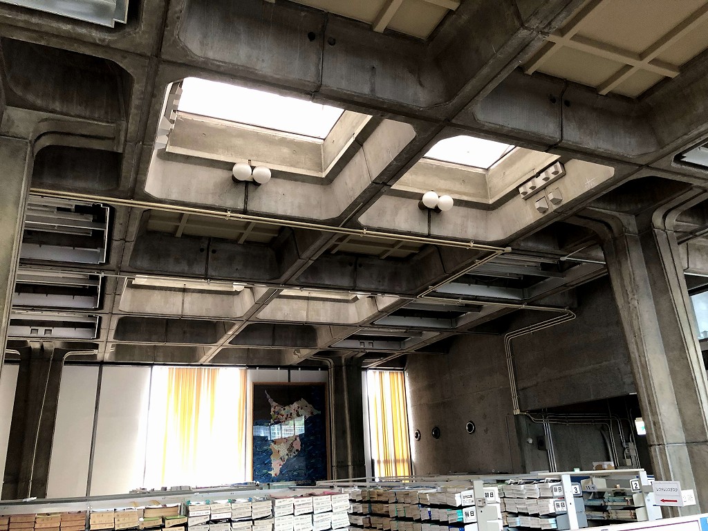 大高正人の千葉県立図書館の天井採光