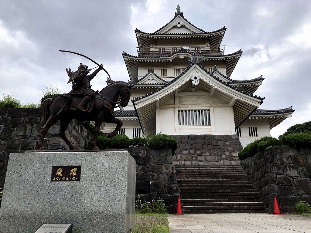 千葉常胤の騎馬像と亥鼻城跡