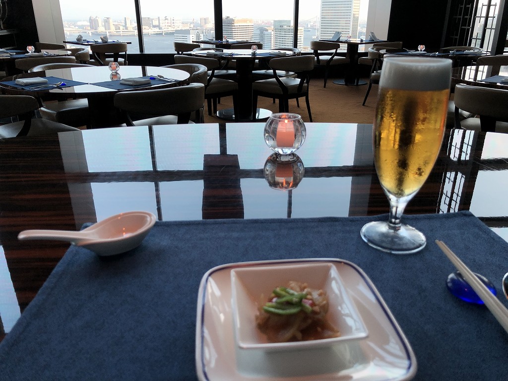 コンラッド東京の「チャイナブルー」のザーサイとビール
