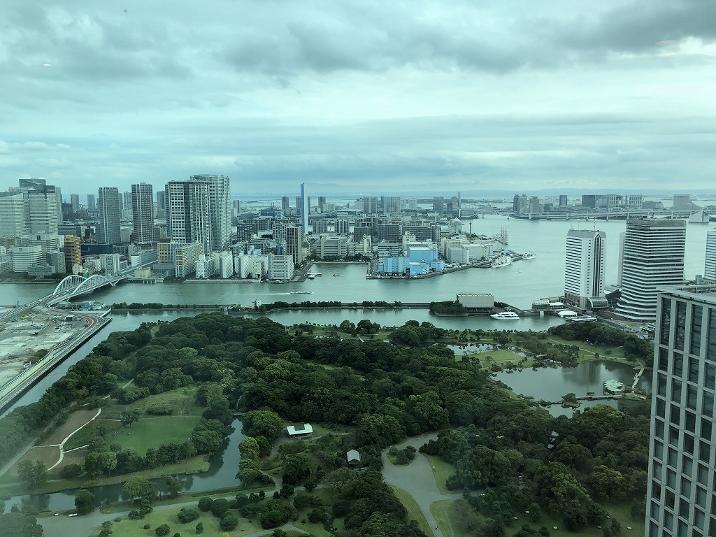 コンラッド東京のエグゼクティブベイビュースイートのリビングルームからの浜離宮、隅田川、東京湾を望む眺め