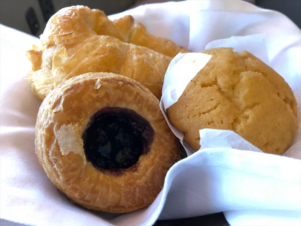 CX548便ファーストクラスの機内食のデニッシュ