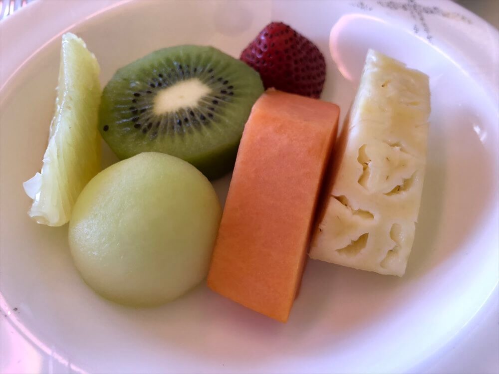 CX548便ファーストクラスの機内食のフルーツ