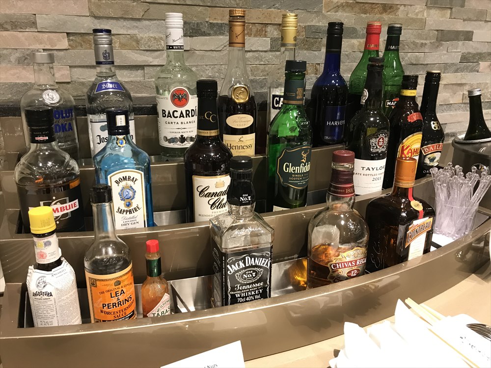 成田空港のエミレーツラウンジのお酒