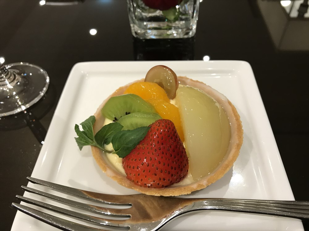 成田空港のエミレーツラウンジのデザート