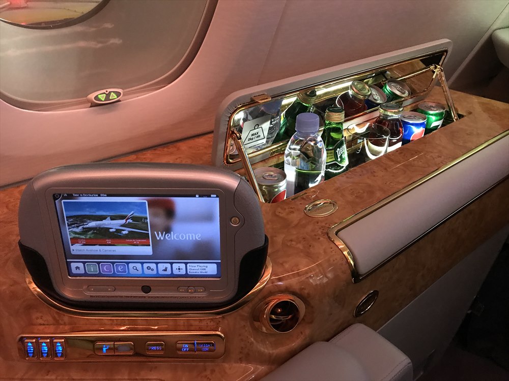 エミレーツ航空エアバスA380のファーストクラス座席のタブレット