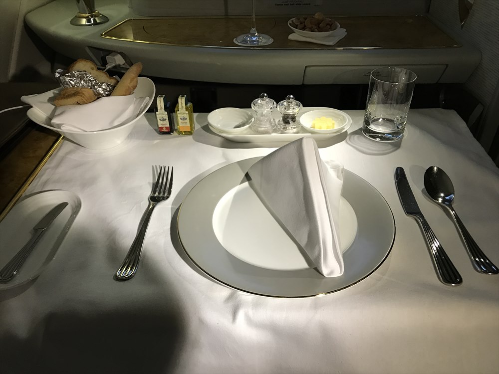 エミレーツ航空エアバスA380のファーストクラスの機内食