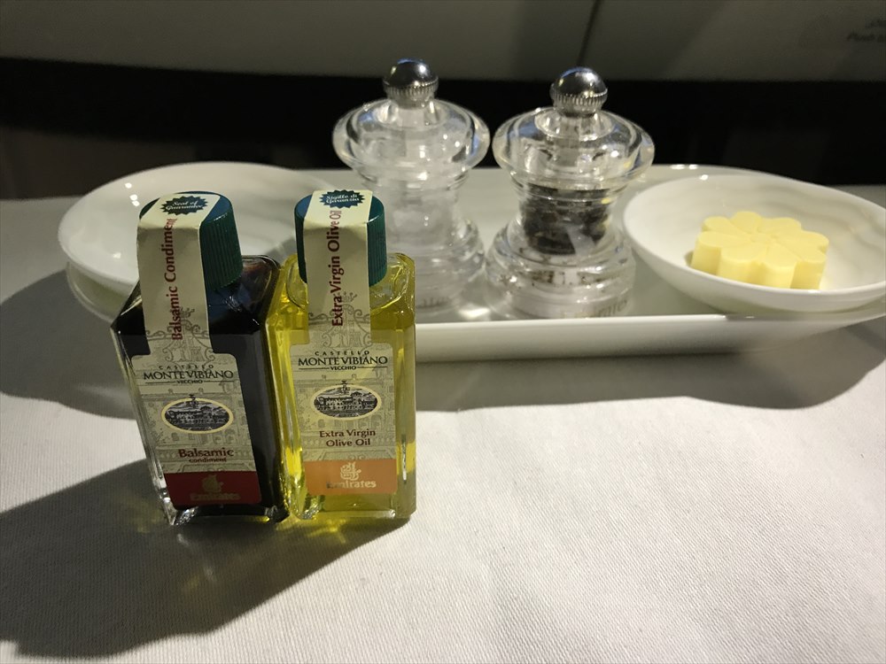 エミレーツ航空エアバスA380のファーストクラスの機内食のバター