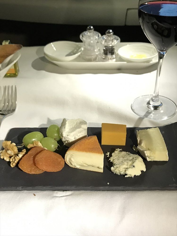 エミレーツ航空エアバスA380のファーストクラスのチーズ