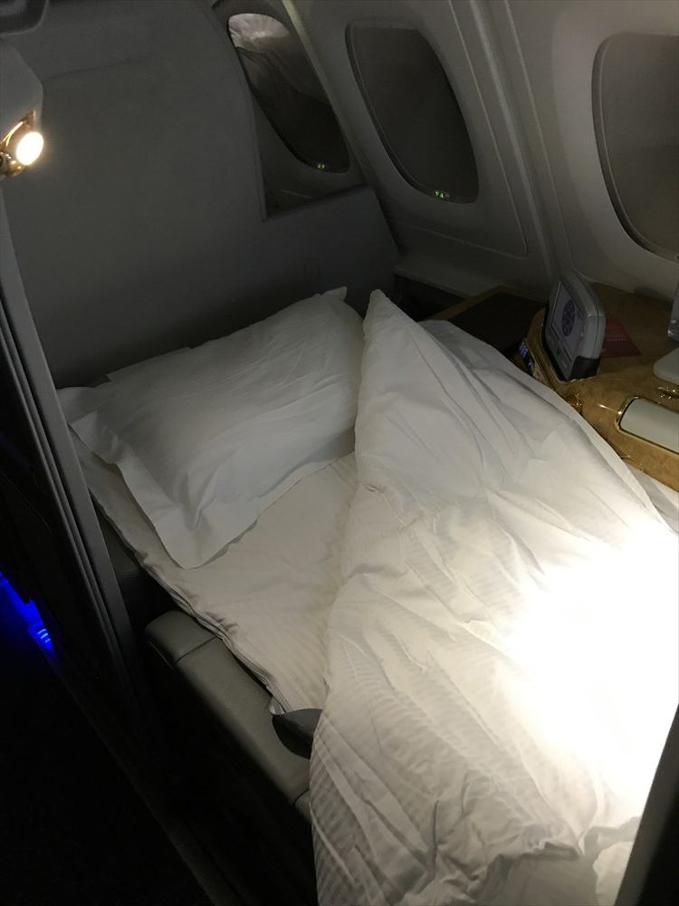 エミレーツ航空エアバスA380のファーストクラスのベッド