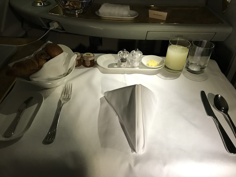 エミレーツ航空エアバスA380のファーストクラスの朝食の準備