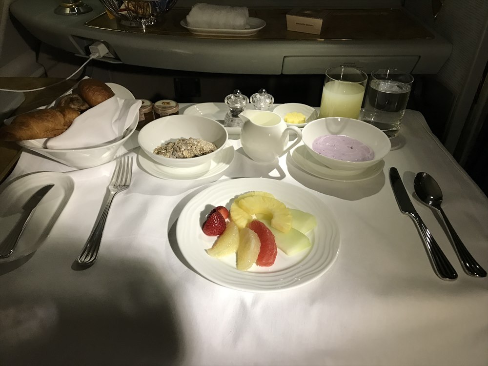 エミレーツ航空エアバスA380のファーストクラスの朝食