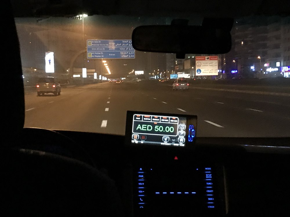 ドバイの高速道路を飛ばすタクシー