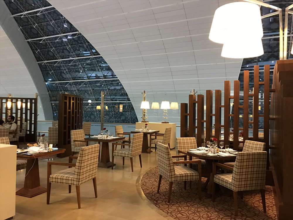 ドバイ空港のエミレーツファーストクラスラウンジのFine Dining