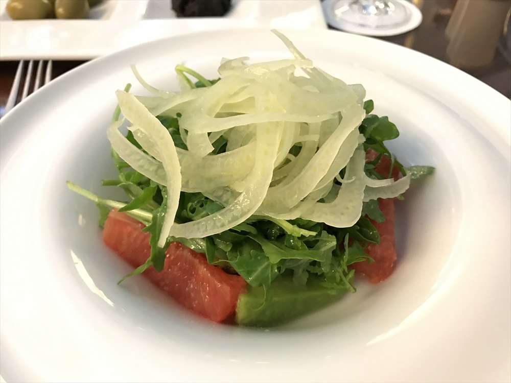 Fine Diningのピンクグレープフルーツとアボカドのサラダ